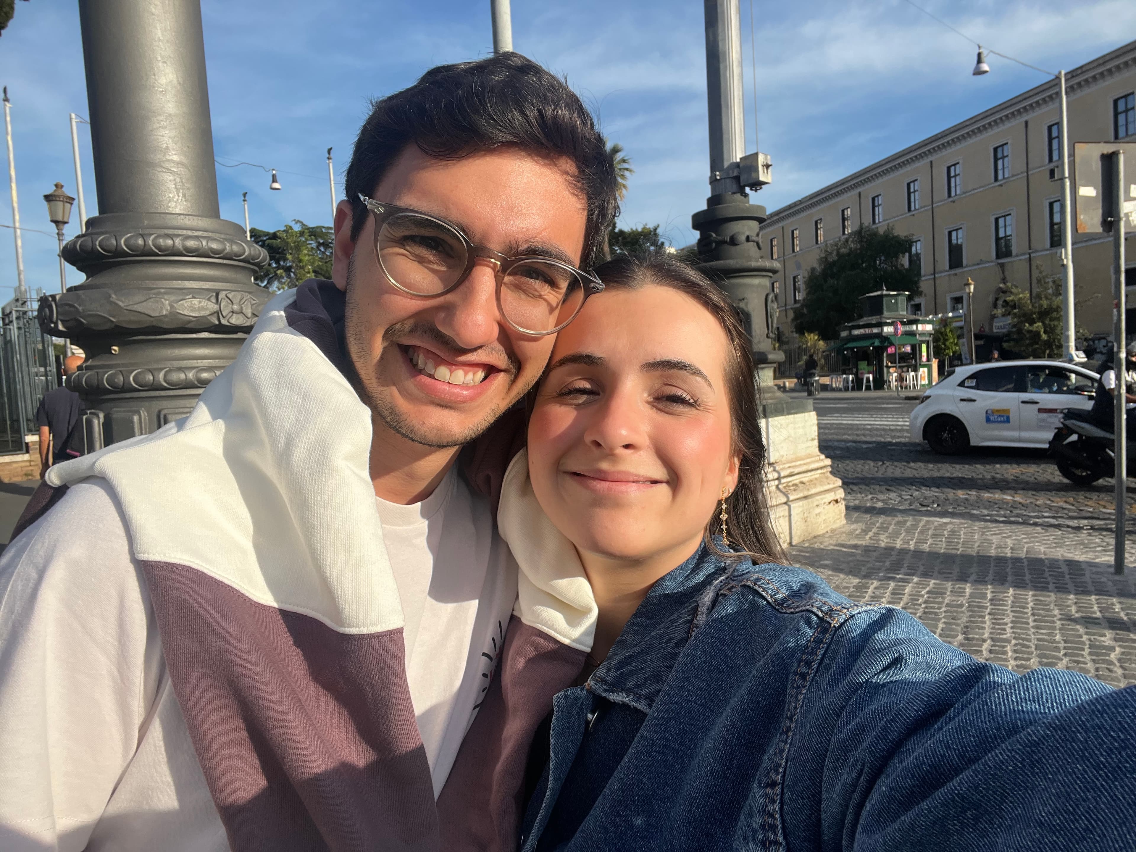 Javier y Teresa, sonriendo a la cámara en una plaza al sol